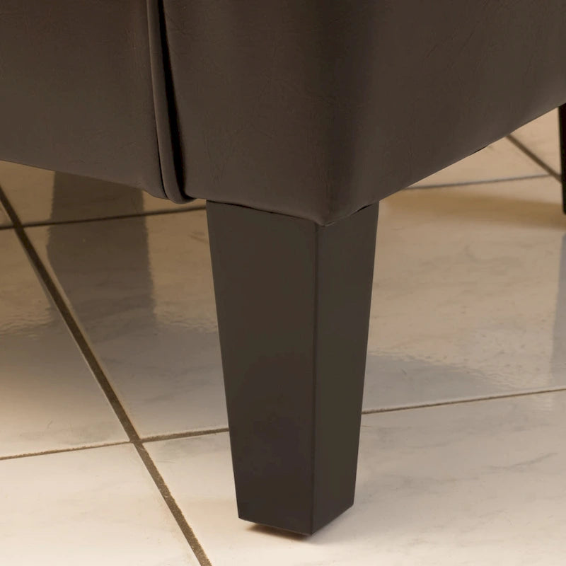Sillón tipo club tapizado en PU de 28.75 con patas de abedul