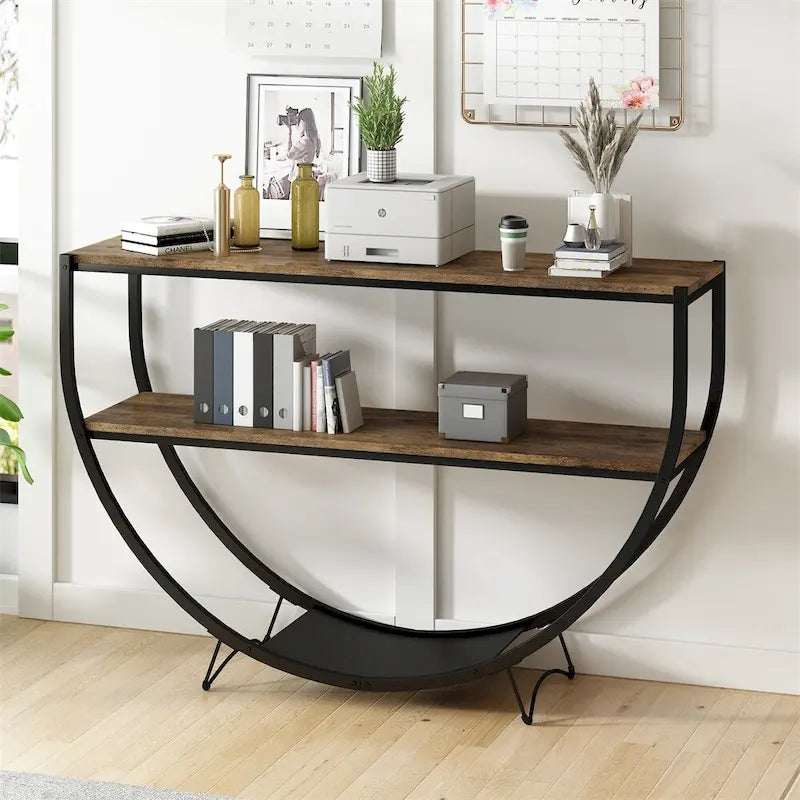 Mesa consola de metal texturizado y madera envejecida de estilo rústico con forma de media luna