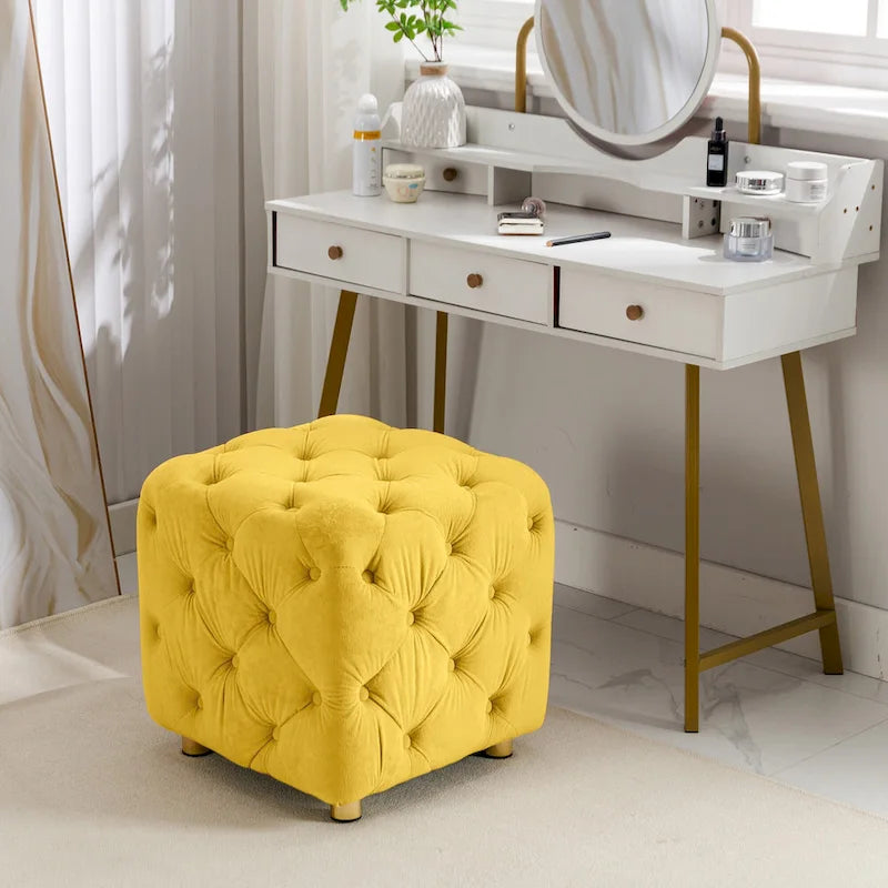 Quadratischer, moderner, mit Samt bezogener und geknöpfter Hocker
