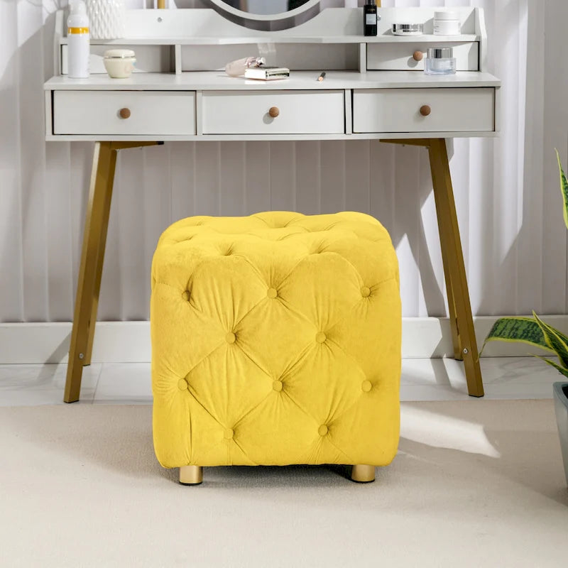 Quadratischer, moderner, mit Samt bezogener und geknöpfter Hocker