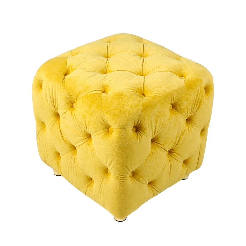 Quadratischer, moderner, mit Samt bezogener und geknöpfter Hocker