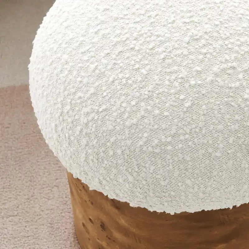 Gepolsterter Hocker im minimalistischen Naturholzstil