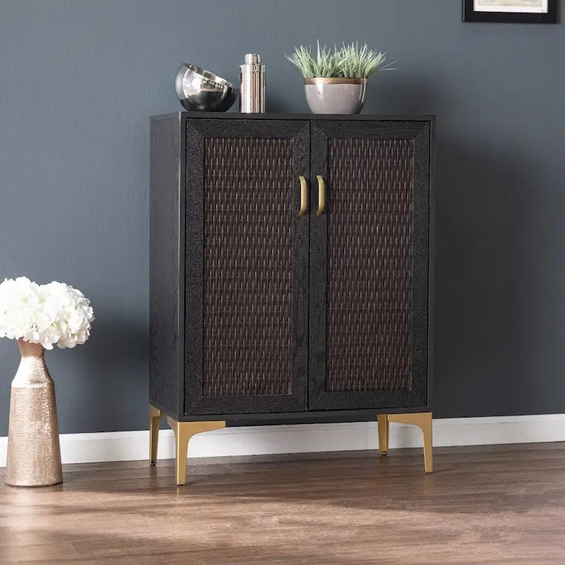 Armoire de bar moderne rustique noire et dorée en faux rotin
