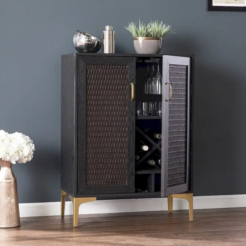 Mueble bar moderno rústico negro y dorado con ratán sintético